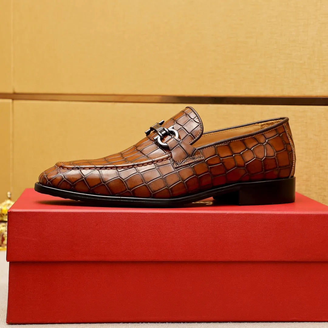 Men's shoes 💰460 💐 Product trademark: Ferragamo "Ferragamo" casual leather shoes Regular size: 38-44 (45.46🉑️customized) Product materials: Selected imported first-layer open-edge beaded cowhide floral upper + luxury hardware buckle, imported water-dyed cowhide leather lining. Strong three-dimensional visual effect, original outsole color: 2 colors available